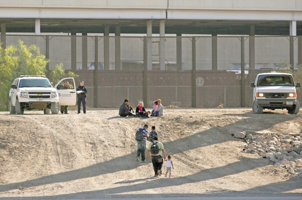 Un grupo de migrantes fue capturado por agentes de la Patrulla Fronteriza, luego de cruzar a El Paso, Texas, desde Ciudad Juárez. Foto: JOSÉ LUIS GONZÁLEZ. REUTERS