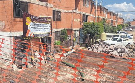 Filtración de agua retrasa reconstrucción de barda en Los Reyes La Paz, Edomex