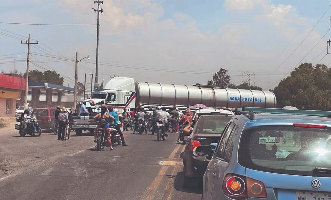 Los habitantes de S. Sebastián Xolalpa y Santa María Coatlán bloquearon caminos y paso de pipas. Foto Especial
