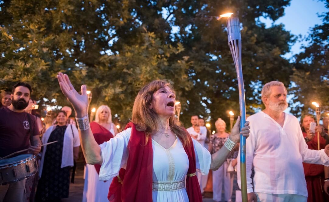 Desde 1996 se realiza una peregrinación anual que atrae al Monte Olimpo a entusiastas de la historia, maratonistas, nacionalistas y jóvenes buscadores de una contracultura.