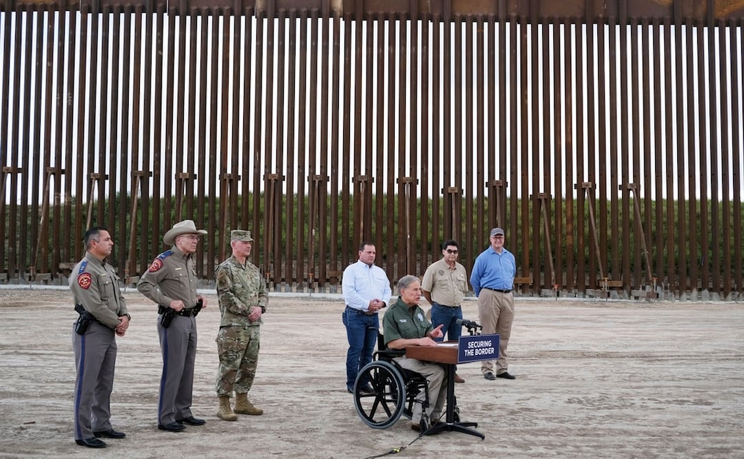 El gobernador de Texas, Greg Abbott, visita San Benito, Texas, cerca de un sitio de construcción de la cerca fronteriza de EE. UU. Foto: AP