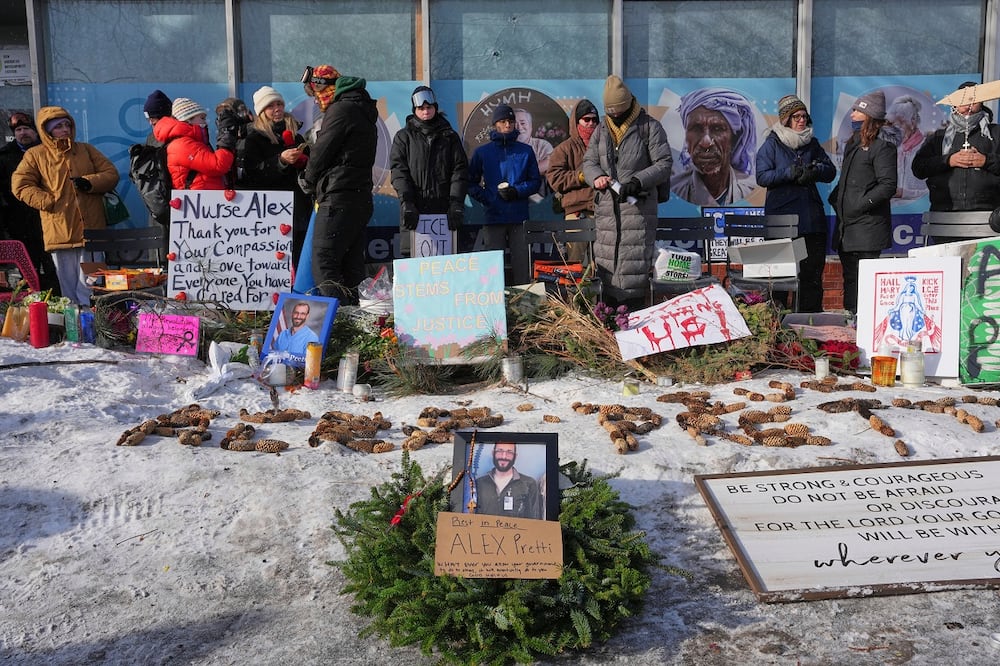 La gente instaló un memorial improvisado en el lugar donde Alex Pretti fue asesinado por un agente migratorio, en Minneapolis. FOTO: ADAM GRAY. AP