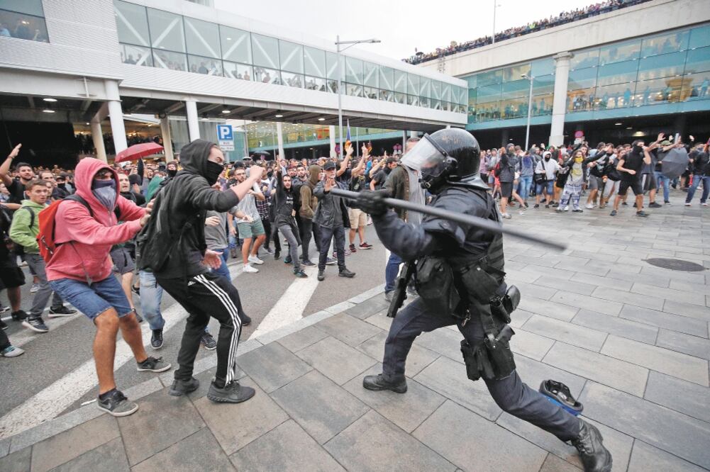 Los manifestantes se enfrentaron con la policía en su intento por cerrar el aeropuerto de Barcelona, en España. Foto/ALBERT GEA. REUTERS