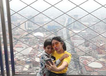 A pesar de contaminación, familias acuden a Torre Latino a tomarse selfies