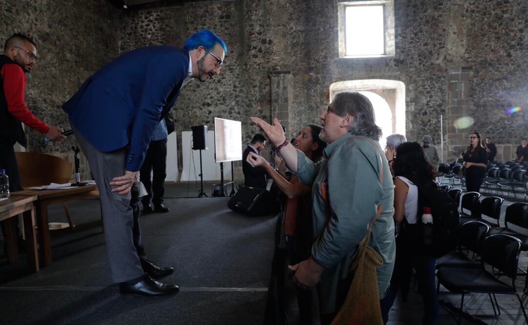 Roberto Frías coordinador general del Fonca escucha reclamos de asistentes al foro de consulta para la comunidad artística en la Biblioteca de México el 12 de marzo. Foto: archivo El Universal