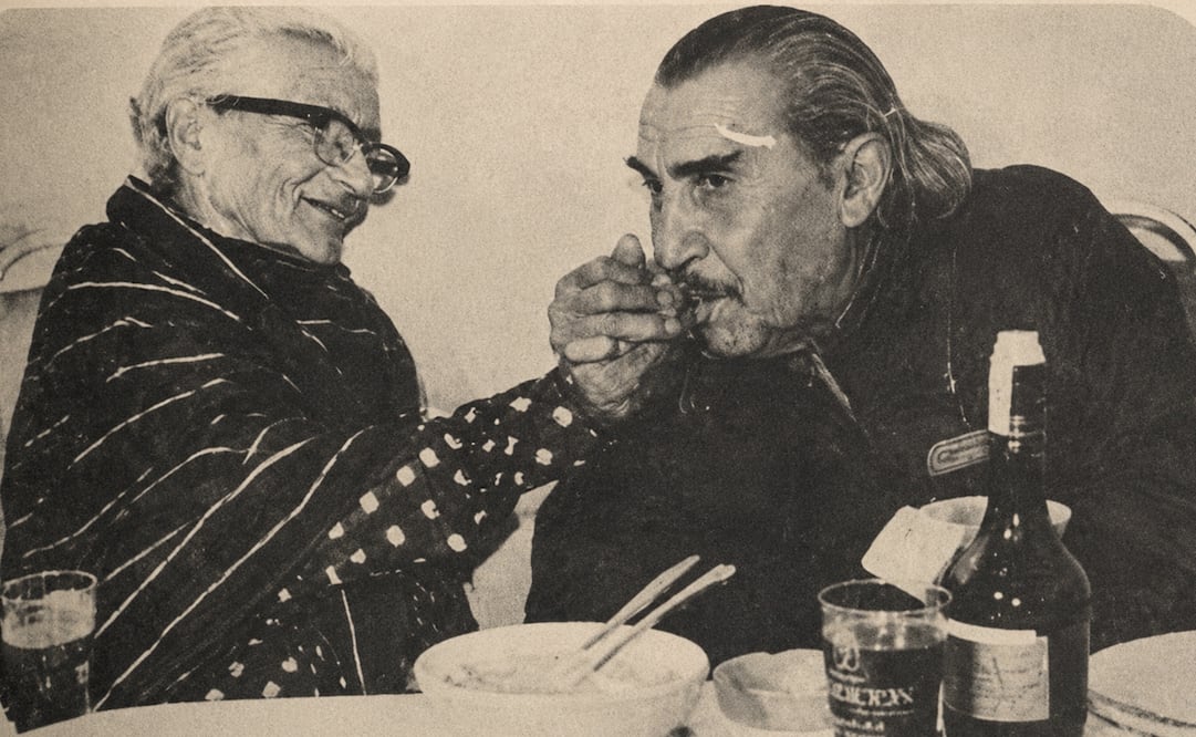 Emilio “El Indio” Fernández le besa la mano a Imelda Fraga, quien le prestó su ropa a Dolores del Río, la protagonista de "María Candelaria".
Hemeroteca EL UNIVERSAL.