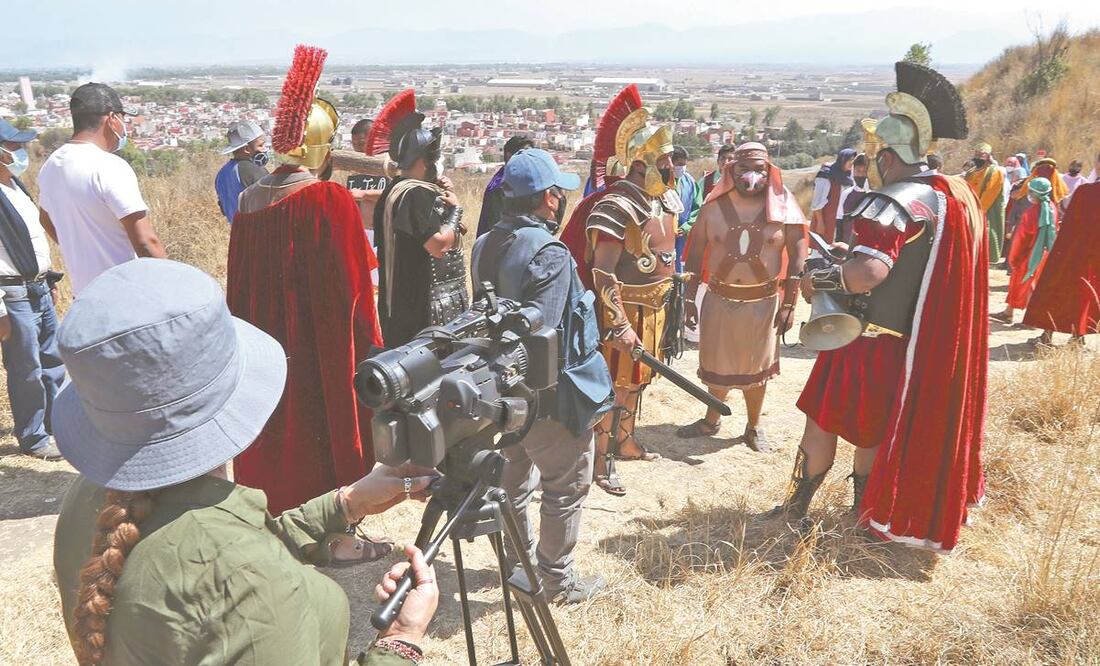 En la grabación del Viacrucis, los participantes y staff usan gel antibacterial, cubrebocas y desinfectan vestuarios y materiales. Foto: Jorge Alvarado/ El Universal.