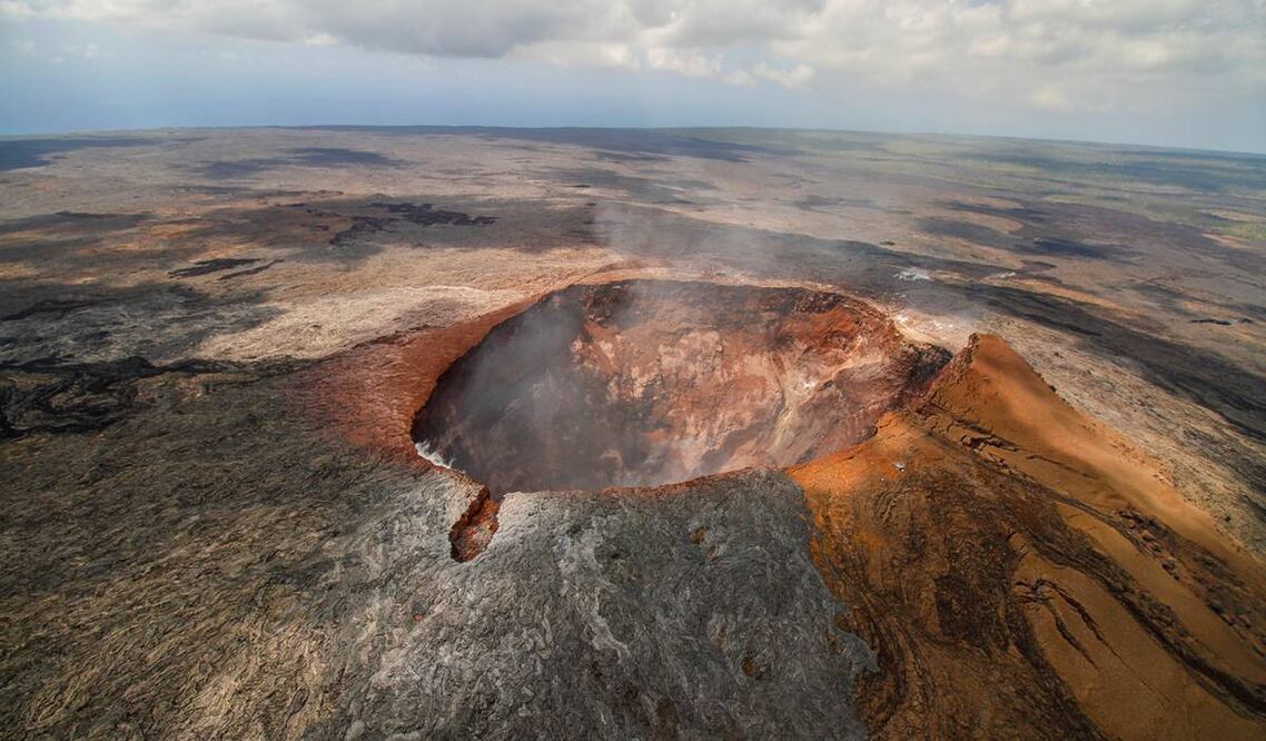 El cráter del volcán con una pequeña fumarola. Foto: iStock