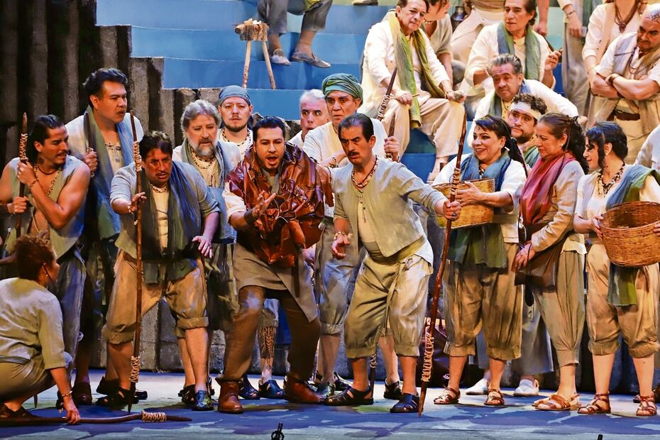 Los cantantes que interpretan los roles protagónicos destacan la energía y la fuerza que tiene el coro de Bellas Artes. Foto: Berenice Fregoso / EL UNIVERSAL