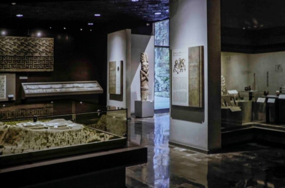 Monolito de Cheguigo forma parte del acervo que exhibe el Museo Nacional de Antropología. Imagen tomada durante la proyección del documental en La Casa del Cine, en la CDMX. Foto: Yatzín D. Ordaz