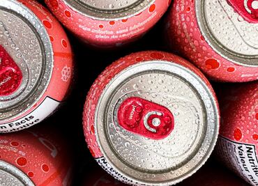 Por qué debes lavar una lata antes de beber o comer de ella