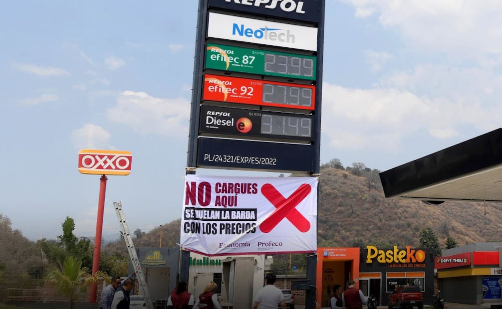 Profeco colocó las primeras lonas de alerta con la frase “No cargues aquí, se vuelan la barda con los precios” en gasolineras. Foto: X @Profeco
