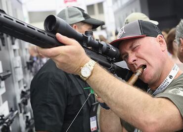 ¿Qué es la Segunda Enmienda y por qué tener armas es un derecho fundamental en EU?