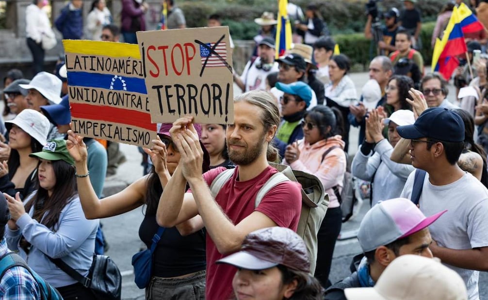 Un grupo de personas se manifestó para condenar la captura del presidente Nicolás Maduro, desde el Ángel de la Independencia y frente a la antigua embajada de EU en México este domingo 4 de enero de 2026. Foto: Hugo Salvador/ EL UNIVERSAL