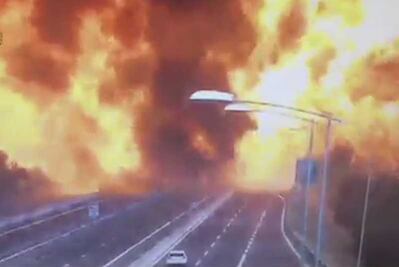 Captan explosión de camión cisterna en autopista de Bolonia, Italia