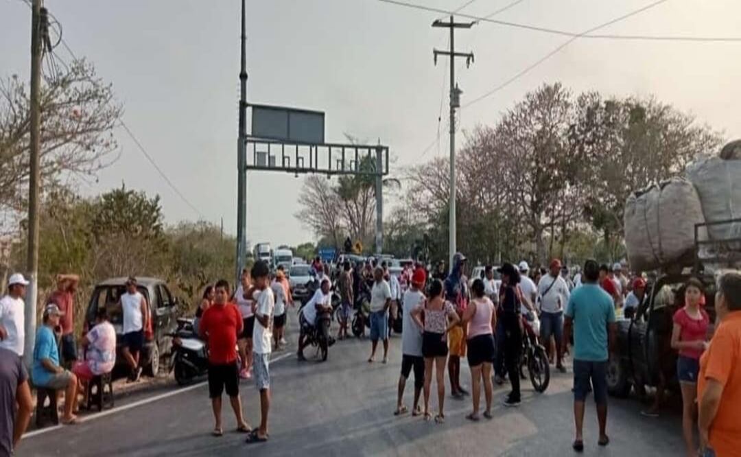 Pescadores inconformes con la capitanía de puerto de Río Lagartos cerraron el acceso a ese lugar. Foto Especial