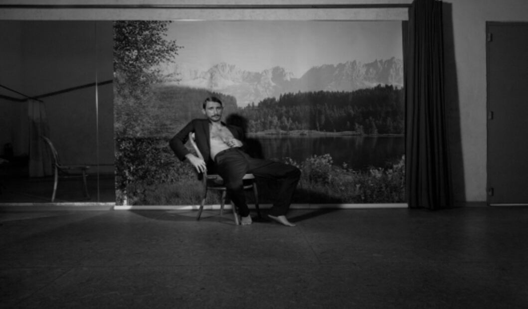 Emiliano Zurita muestra que los hombres también usan faldas 