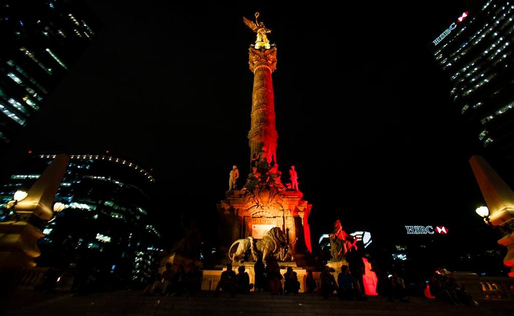 El Ángel de la Independencia de la Ciudad de México se iluminó en solidaridad con Bélgica. Fotografía de Christopher Rogel Blanquet