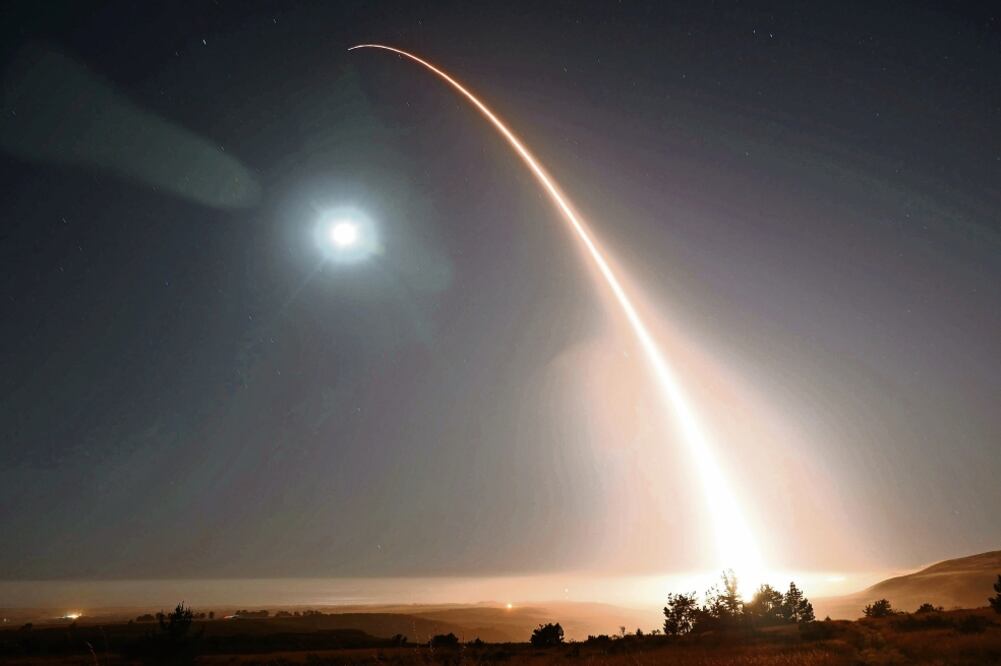Un misil balístico Minuteman, en el momento de ser lanzado, durante una prueba operativa ayer, en la base Vandenberg de California (AP)