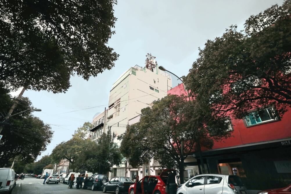La delegación Cuauhtémoc dice que un experto debe hacer una evaluación de pesos y cargas para verificar si el edificio puede soportar la antena. (ARCHIVO EL UNIVERSAL)