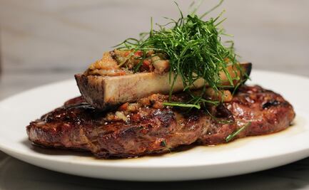 Rib eye akaushi en salsa de tuétano y chile piquín
