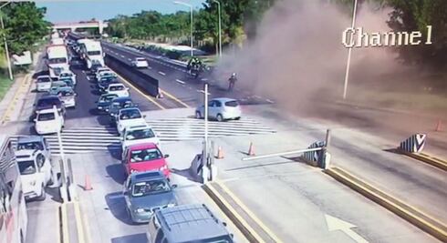 Tres muertos y siete heridos deja volcadura de tráiler en Veracruz