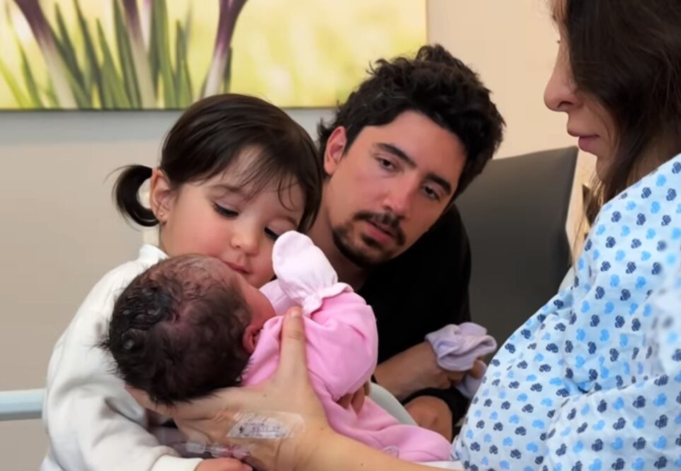 Alex Fernández, junto a su esposa Alexa, dieron la bienvenida a su segunda hija.
Foto: Instagram