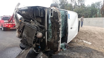 Al menos 20 personas resultan lesionadas tras volcadura de vehículo de transporte público en Circuito Exterior Mexiquense