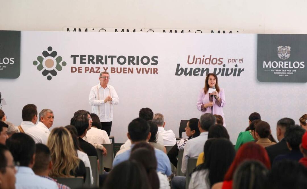 Embajador de Bolivia en México, José Vladimir Crespo Fernández, durante su ponencia en el marco del programa de Paz y Buen Vivir en Morelos (25/04/2025). Foto: Especial