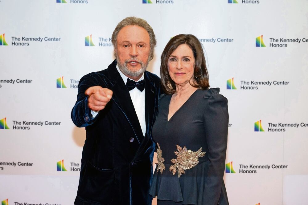 El cómico Billy Crystal y su esposa Janice Crystal, a su llegada. Foto: EFE