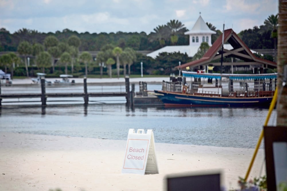 Una playa del Grand Floridian Resort, cerrada tras el incidente con el caimán (JOHN TAGGART. EFE)