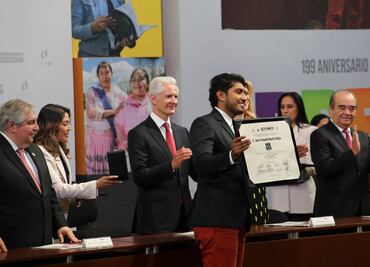Alfredo del Mazo entrega Presea Estado de México a 15 líderes; entre ellos, Tenoch Huerta