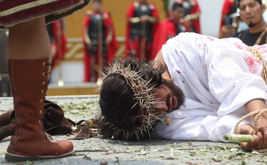 Familias completas se empujaban para ver de cerca el paso de Jesús y escenas como las tres caídas. La mayoría de los asistentes no llevaban cubrebocas.  Foto: Carlos Mejía/EL UNIVERSAL