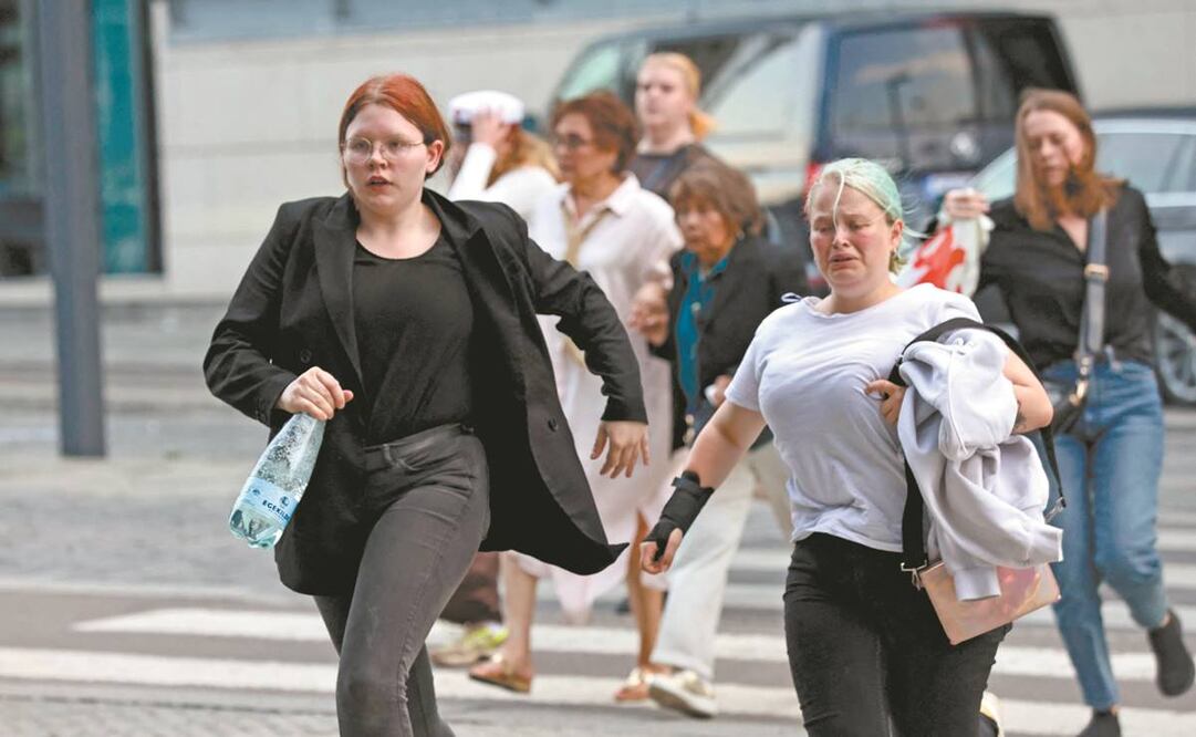 Las personas que lograron salir del centro comercial Field’s se abrazaban y lloraban, ante el horror vivido en el tiroteo de ayer en Copenhague. Foto: OLAFUR STEINAR GESTSSO/AP