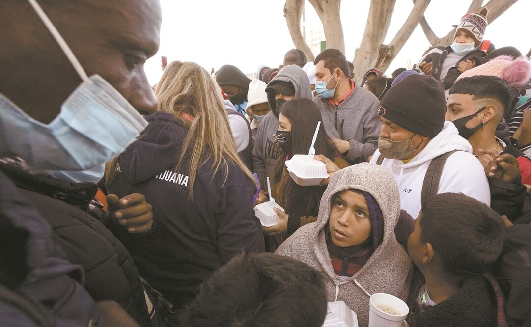 Solicitantes de asilo reciben alimentos en Tijuana, México. Foto: Gregory Bull/ AP.