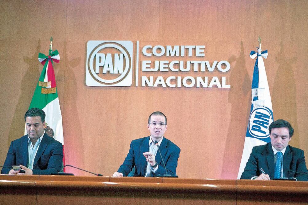 El presidente del PAN Ricardo Anaya Cortés (centro), anuncio ayer en la sede de su partido a los nuevos integrantes de su equipo de trabajo (CRISTOPHER ROGEL BLANQUET. EL UNIVERSAL)