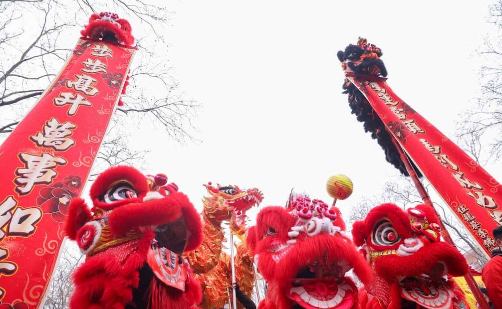 Las danzas del león y el estallido de petardos marcan el inicio del nuevo ciclo lunisolar. (17/02/26) Foto: EFE