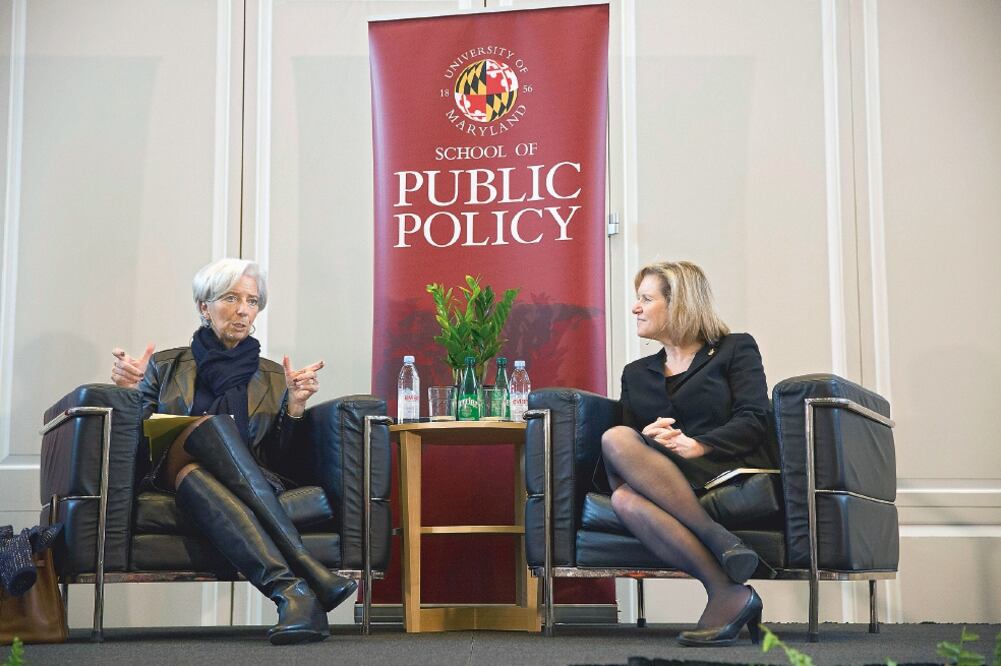 La directora de Fondo Monetario Internacional, Christine Lagarde, habla con la embajadora Susan Schwab en una conferencia sobre mercados emergentes (STEPHEN JAFFE. EFE)