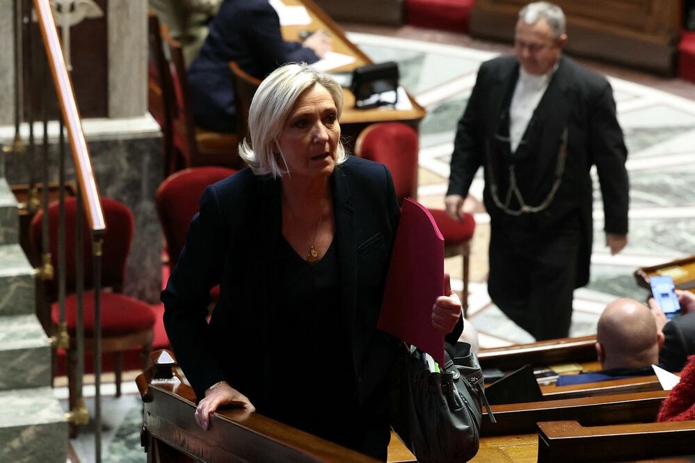La presidenta del grupo parlamentario Rassemblement National, Marine Le Pen, llega para el debate de la moción de censura contra el gobierno, en la Asamblea Nacional en París el 4 de diciembre de 2024. FOTO: ALAIN JOCARD. AFP