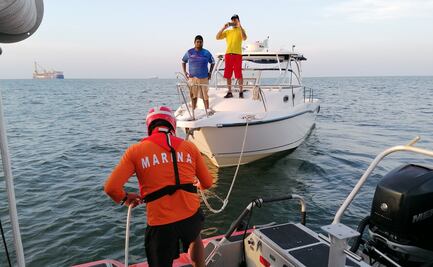 Rescatan a dos personas de yate a la deriva en Veracruz