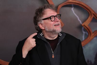 Guillermo del Toro consiente a sus fans mexicanos; el cineasta repartió fotos, firmas y hasta abrazos