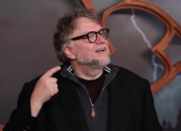Guillermo del Toro consiente a sus fans mexicanos; el cineasta repartió fotos, firmas y hasta abrazos