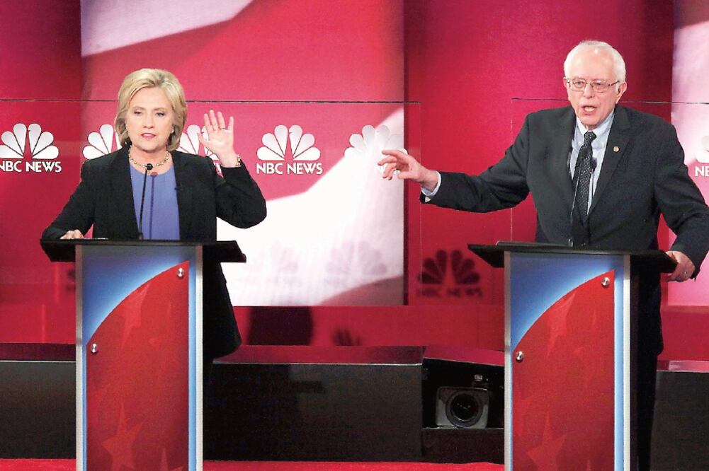Hillary Clinton y Bernie Sanders, aspirantes demócratas a la Casa Blanca, ayer en el cuarto debate, previo a las primarias en Iowa y New Hampshire (RANDALL HILL. REUTERS)