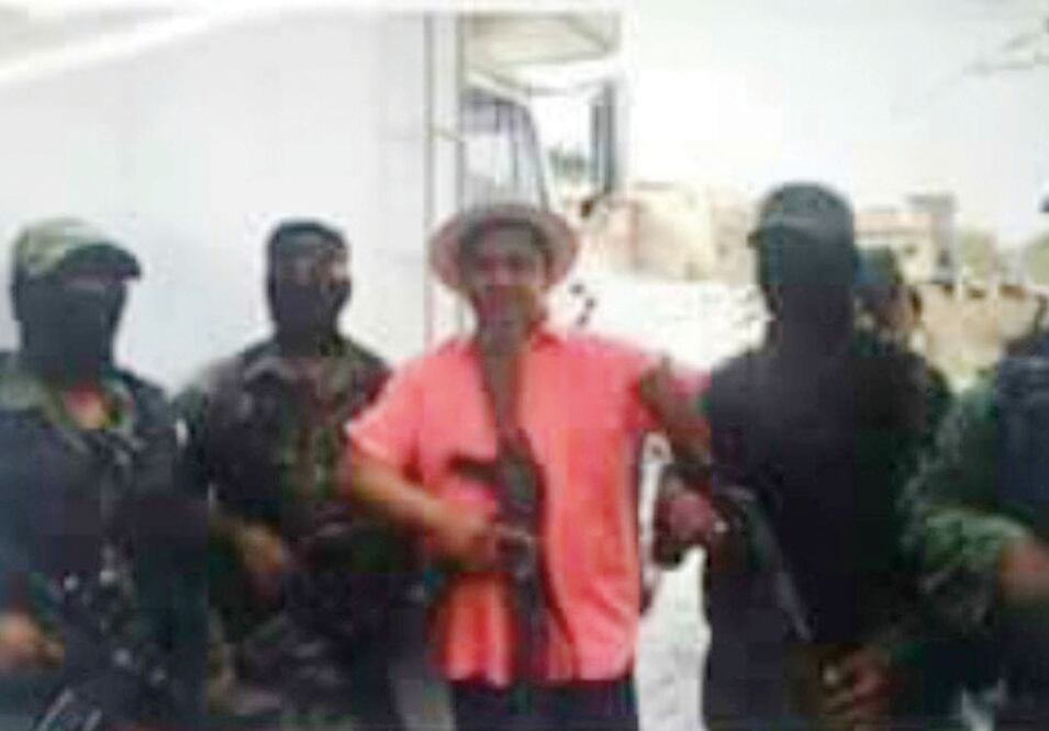 Vínculo. La foto del padre Germaín Muñiz con un arma larga y con otros hombres armados lo asoció con criminales, dijo fiscalía