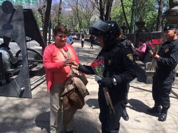 Policías capitalinos regalaron rosas a las mujeres