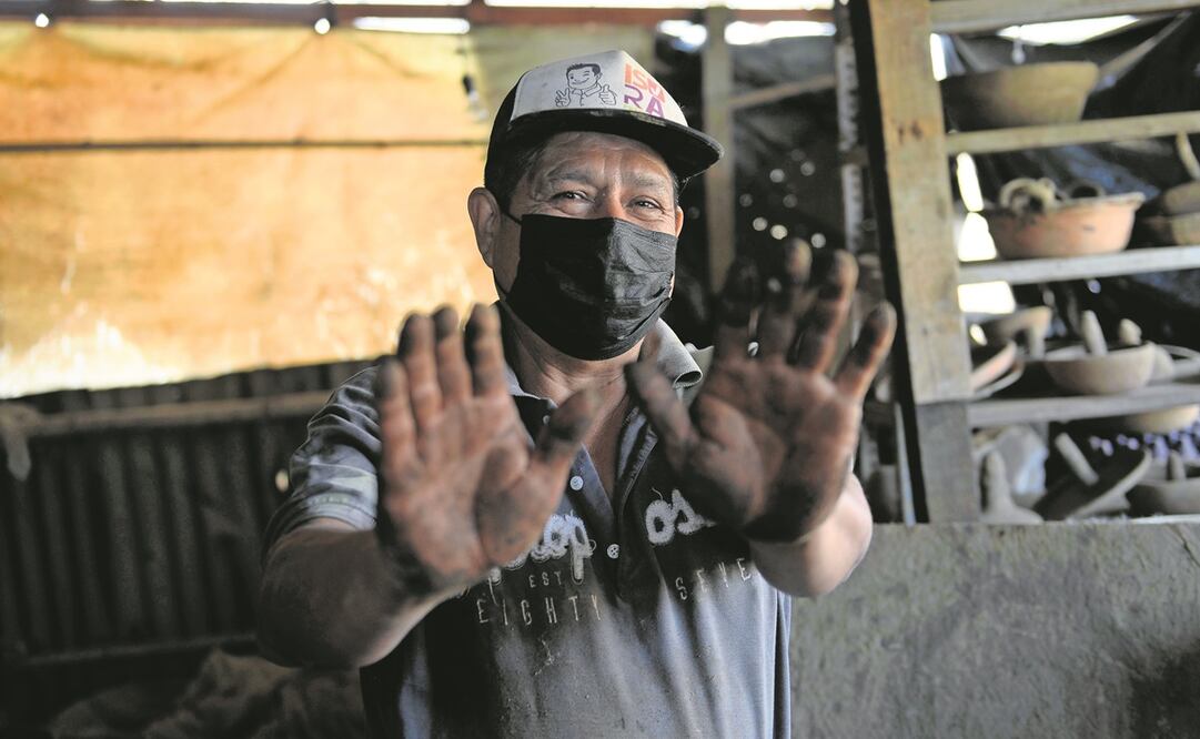 La mayoría de los alfareros, como Juan, muestra renuencia a abandonar su técnica de usar greta. 