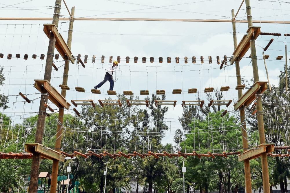 El Parque Aéreo CDMX es una estructura de 15 metros de alto con tres niveles, en los que se reta a las personas a pasar por diferentes obstáculos, los cuales incrementan su complejidad gradualmente ()