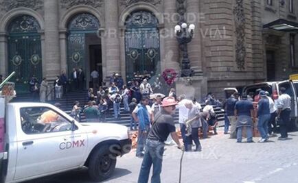 Asamblea de Barrios bloquea Donceles