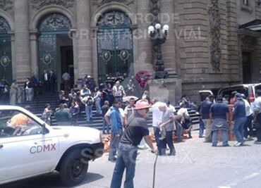 Asamblea de Barrios bloquea Donceles