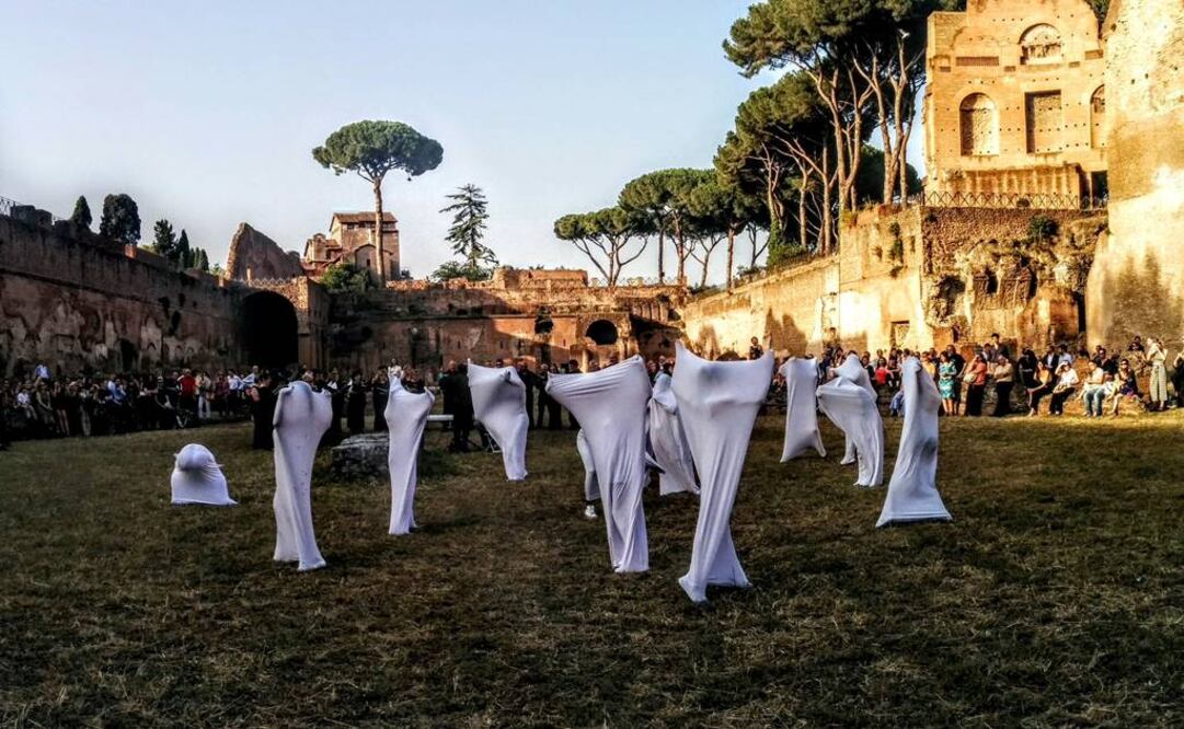 El riesgo es, sin embargo, que las obras de los artistas sean fagocitadas o se pierdan en el majestuoso escenario de las ruinas del Palatino. FOTO: Twitter/@romaeuropa.